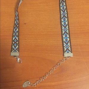 Pretty patterned choker